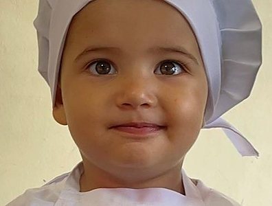 Criança pequena de touca de chef na Casa Nutrida